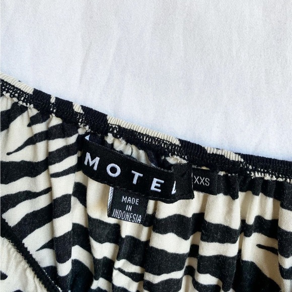 Motel Rocks Puff sleeve Irene Crop Top - Picture 9 of 11